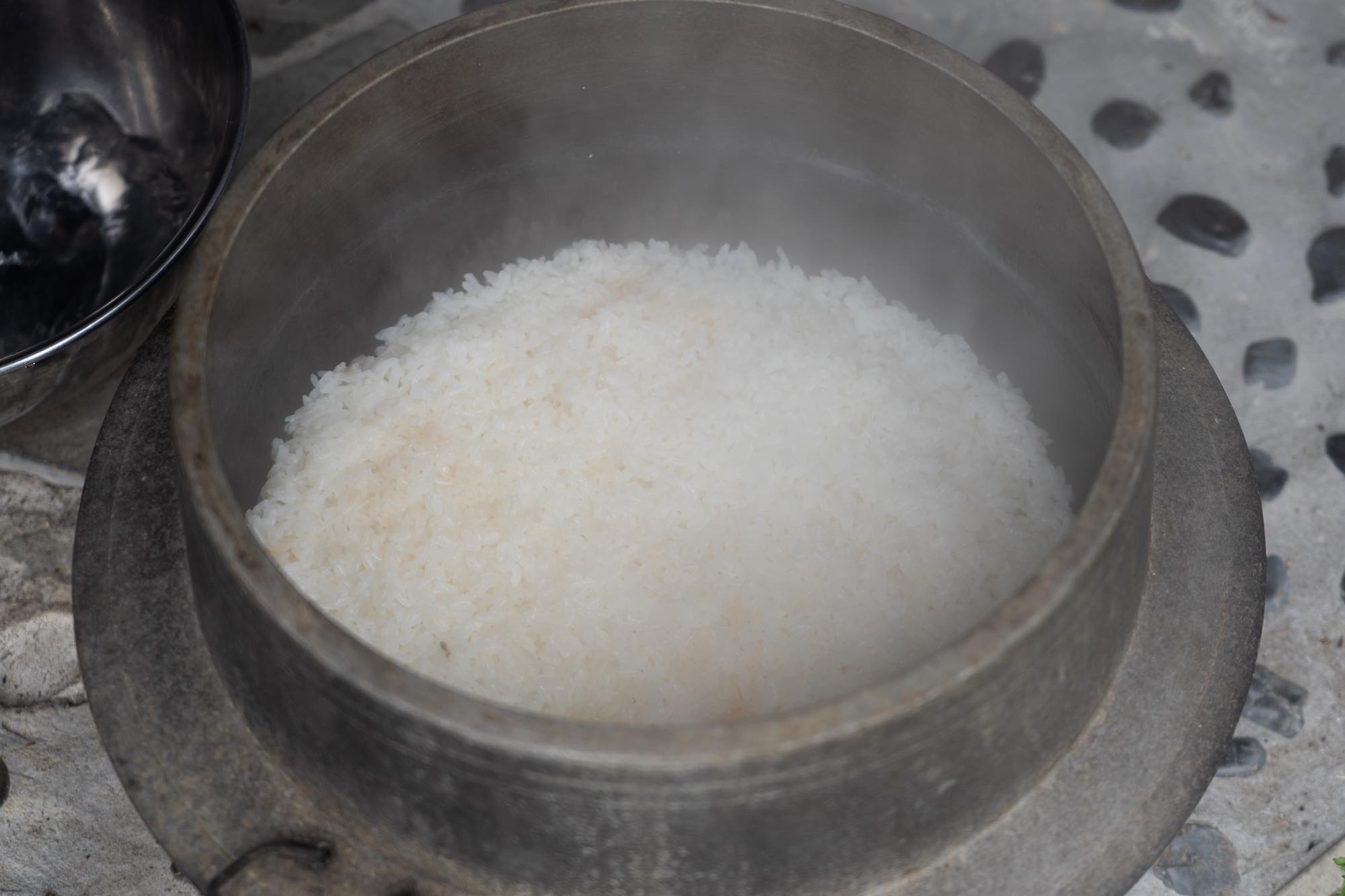 桑取谷の平左衛門カフェでぬか釜を使って米を炊く様子3