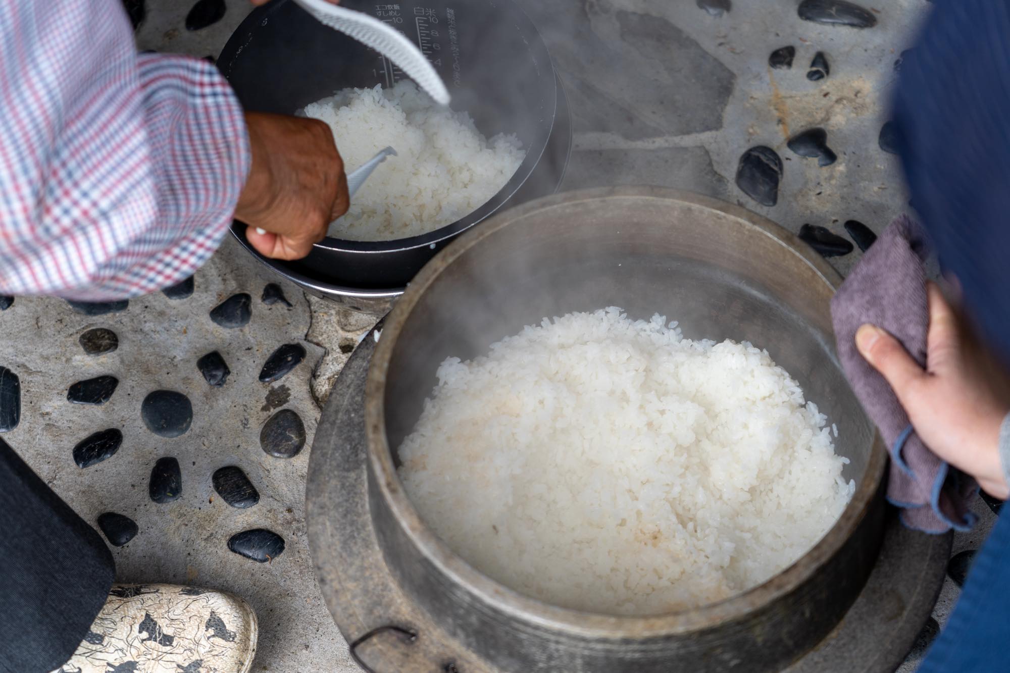 桑取谷の平左衛門カフェでぬか釜を使って米を炊く様子4